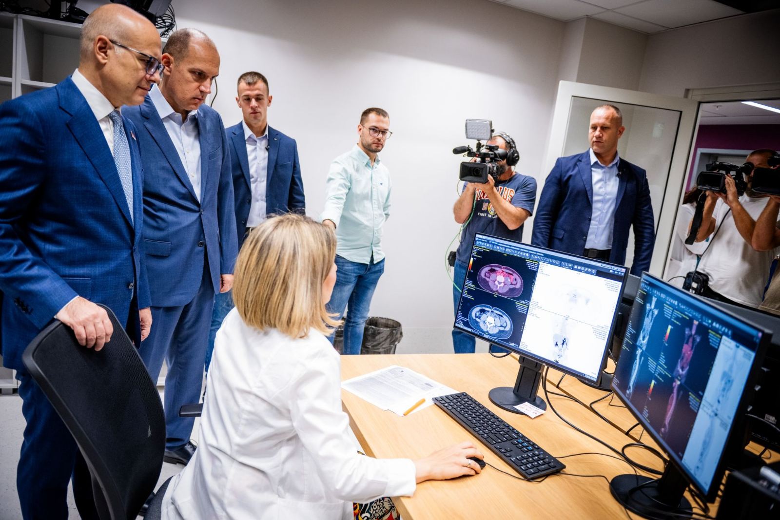 Премијер Вучевић и министар Лончар обишли Центар за нуклеарну медицину који је добио два нова ПЕТ/ЦТ апарата
